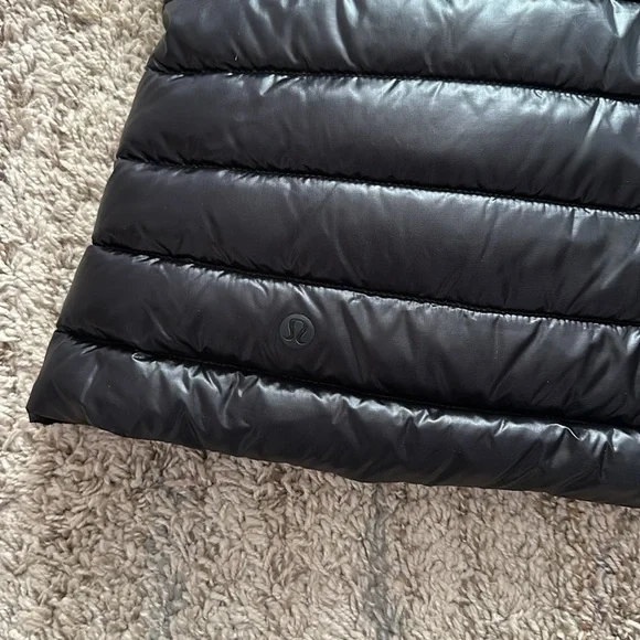 Lululemon Pack It Down Vest in black shine - Picture 15 of 16